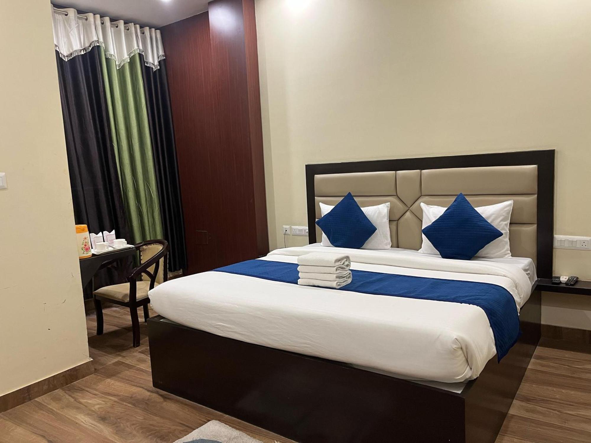 Hotel Mayur Palace 아그라 외부 사진